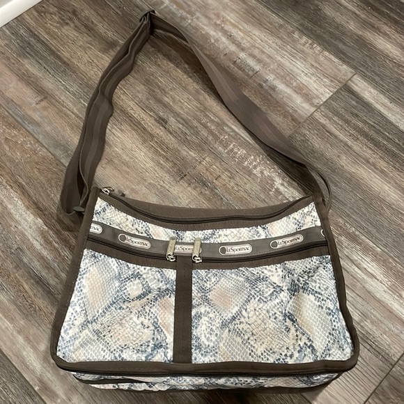 LeSportsac Deluxe Everyday Bag and matching pouch - Picture 1 of 7